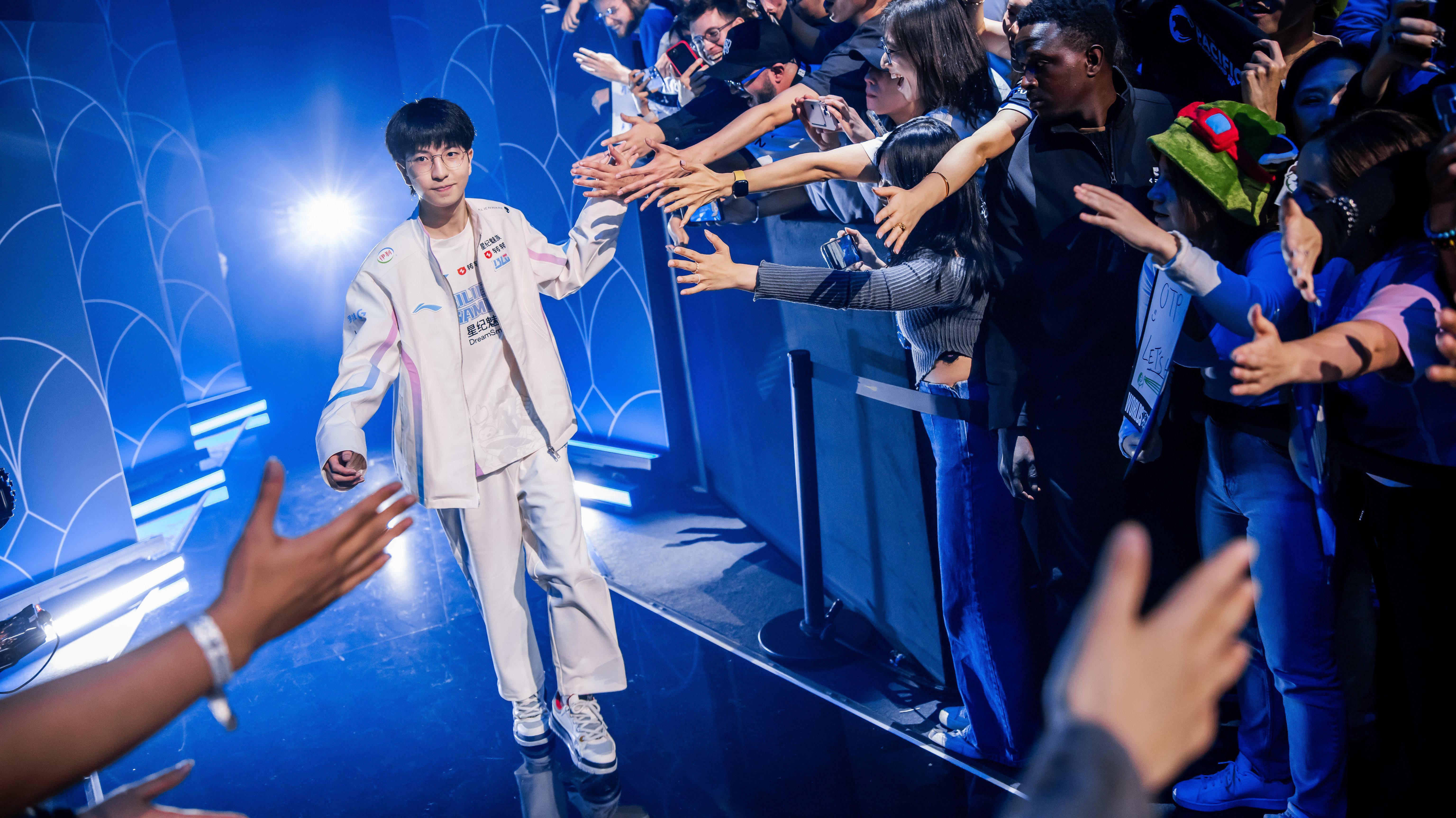 关于《2025英雄联盟全球总决赛，冠军争夺进入白热化》的信息