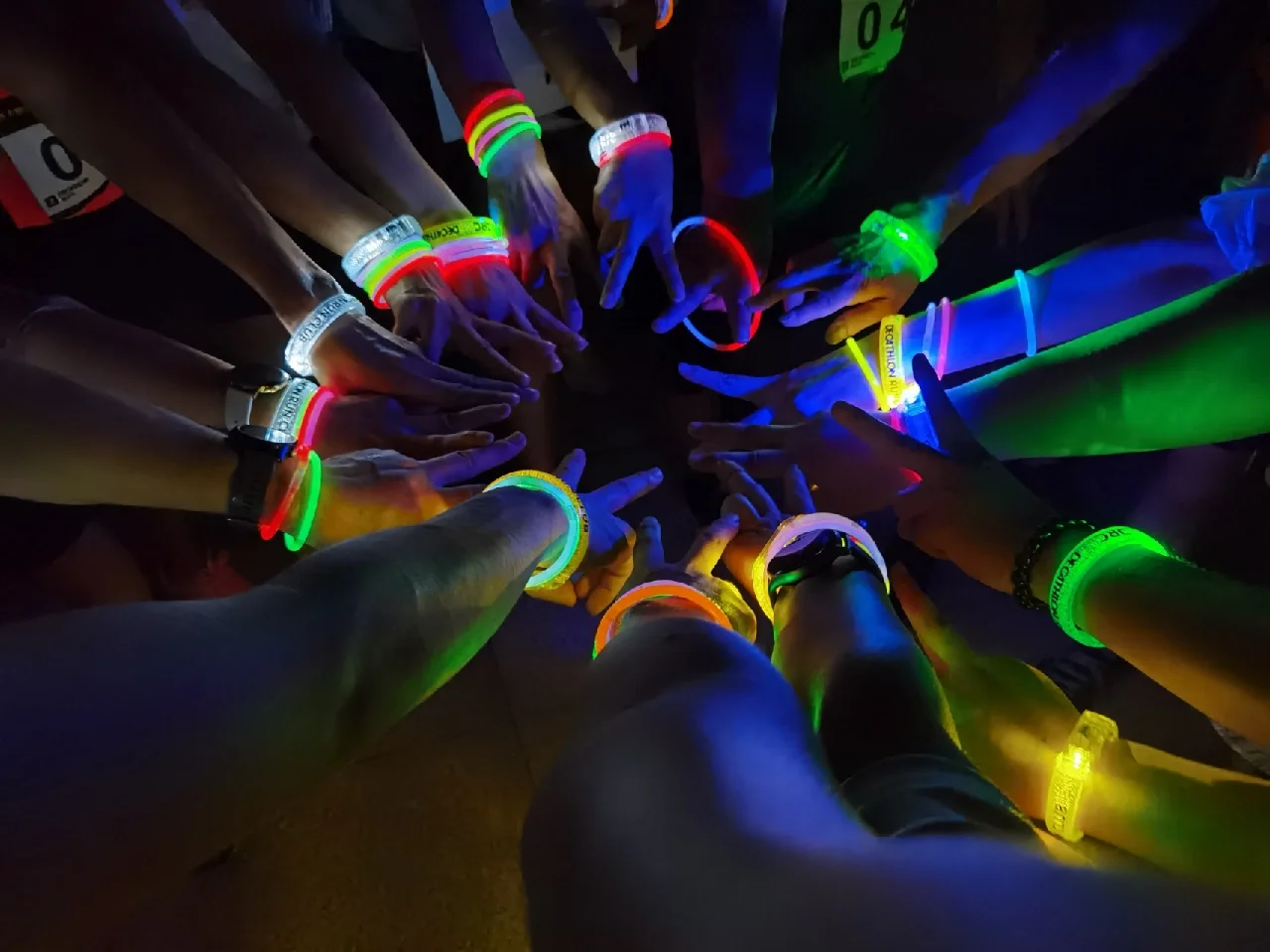 城市灯光夜跑挑战，点亮夜色的运动盛宴