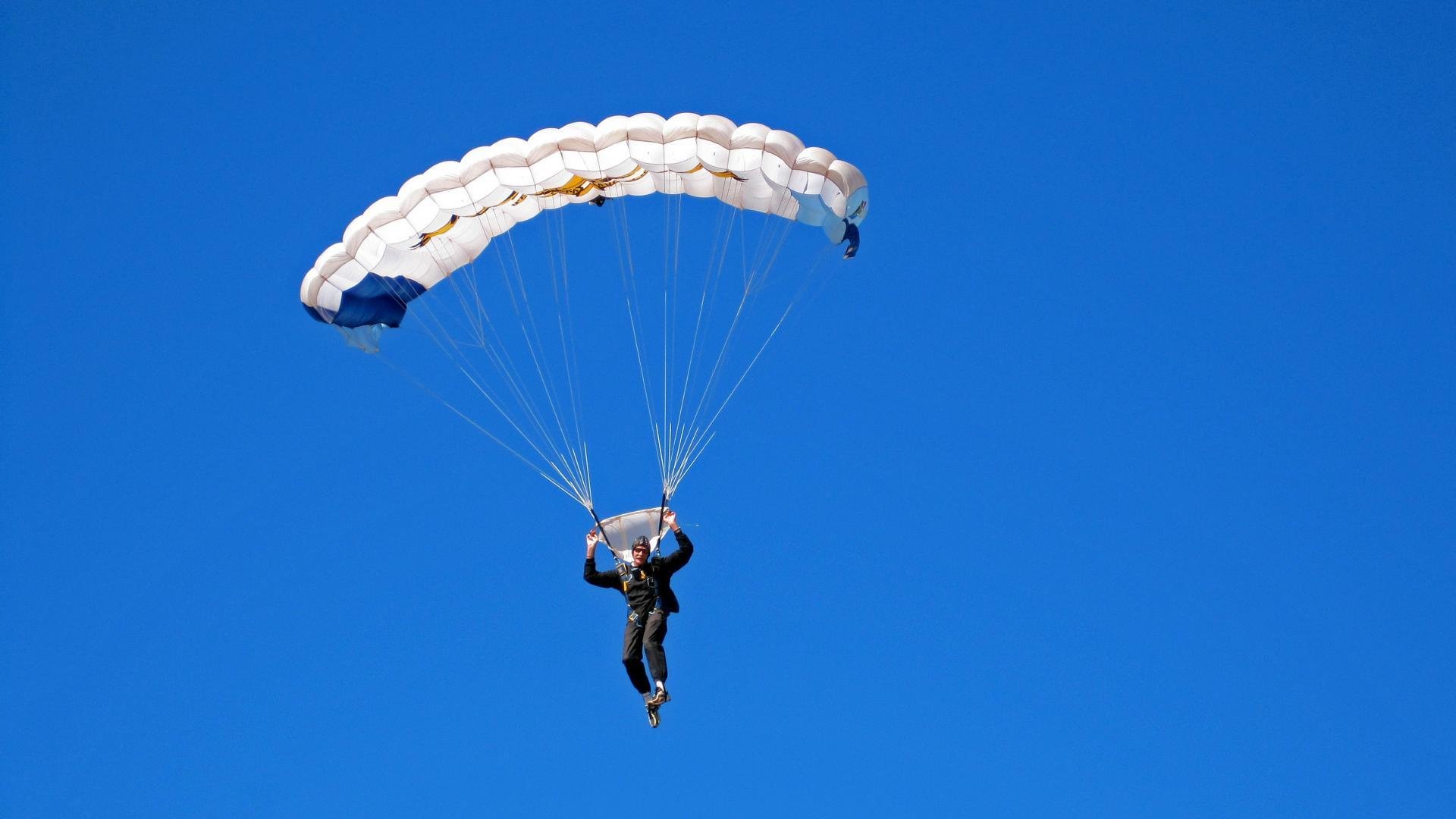 勇士在最后两分钟狂砍15分，库里连续三次远距离三分帮助球队完成惊天逆转！