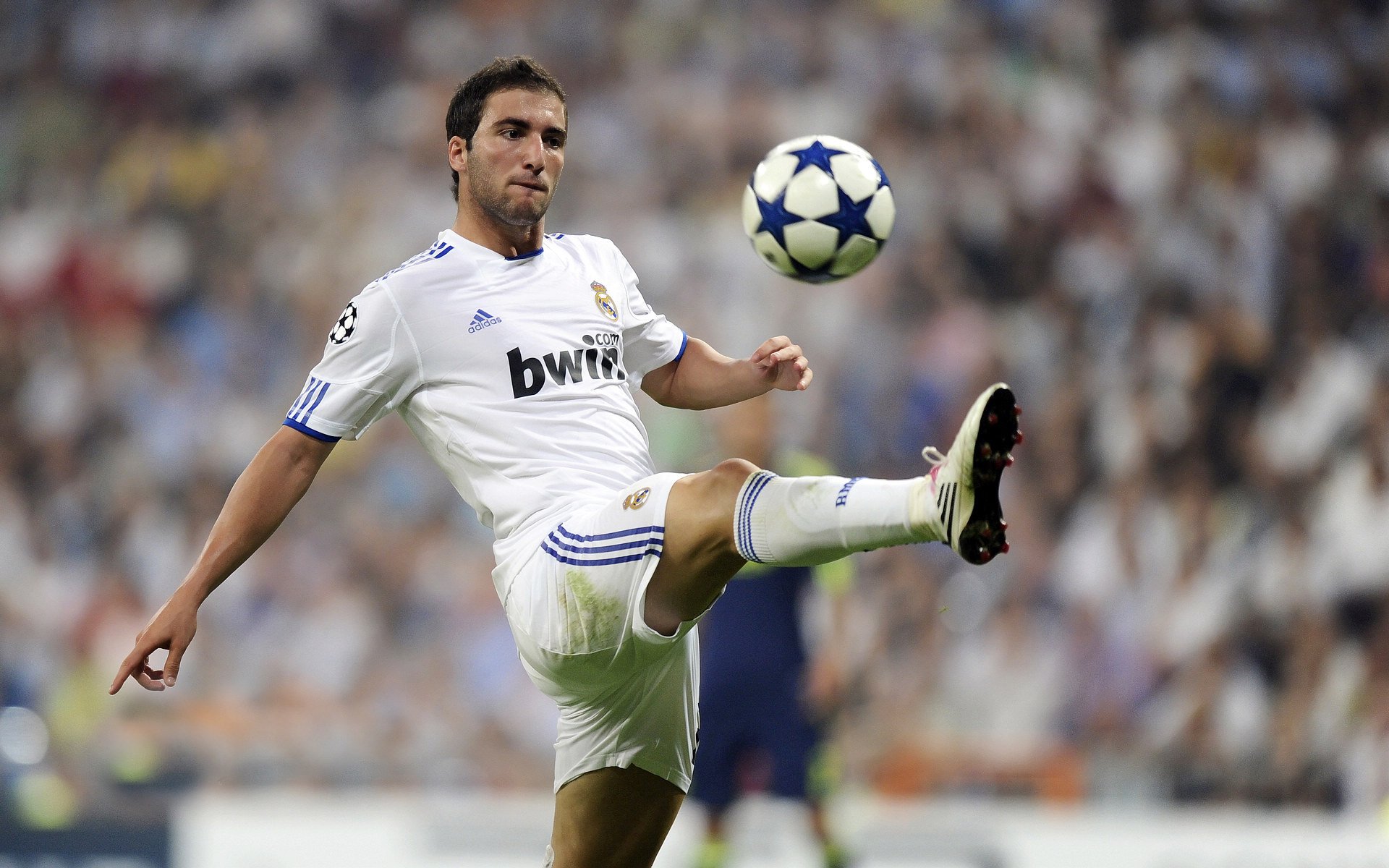 意甲赛场，球员表现亮眼，精彩进球频频点燃激情，意甲的比赛